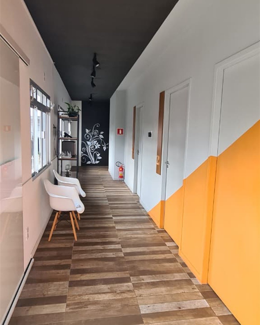 Recepção e corredor do coworking para terapeutas em Palhoça