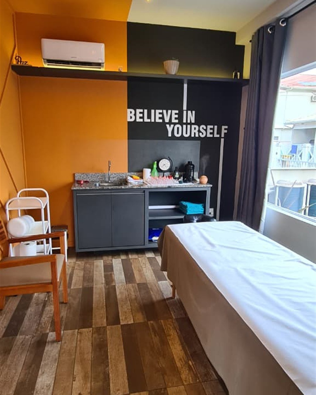Sala esportiva para massoterapeuta no Centro de Palhoça